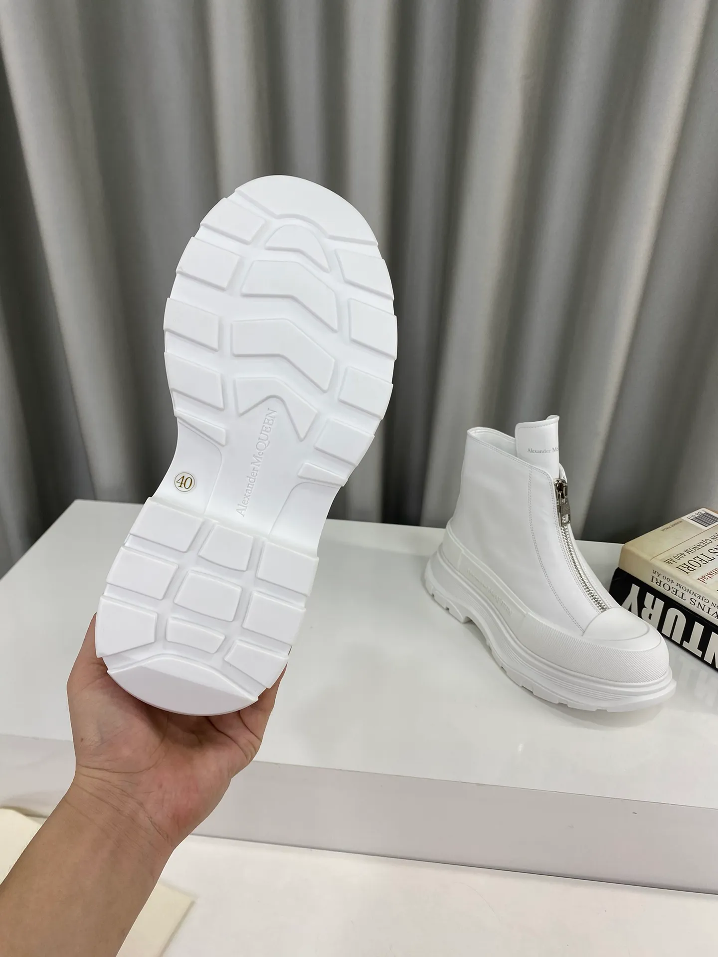 👟👟Ex-factory price 640👟👟Male +10 🔺Mc Queen 🔺Alexander McQueen's latest model, thick-soled front zipper motorcycle boots🌈 The designer has a bold idea, perfectly combined with the trend of the times, super comfortable and versatile, new motorcycle style design, multiple crafts splicing outsole, it is perfect, many celebrities and Internet celebrities endorse it. 🔥Material: Original custom-made first-layer cowhide for the upper. Interior: Original custom crystal sheepskin lining. Outsole: Original TPU multi-layer combination outsole, •┈┈┈┈┈┈★┈┈┈┈┈┈┈• Size: Women’s 35～39 (34, 40, customization is non-returnable) Men’s 39～44 (38, 45, customization is not returnable) Full set of counter original packaging